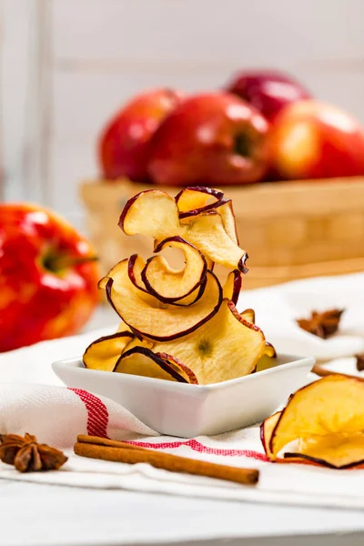 Chips Maçã Vermelha Canela Assada Foco Seletivo — Fotografia de Stock