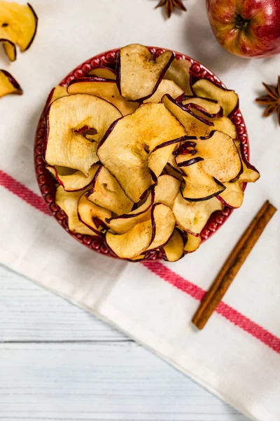 Gebackene Zimt Rote Apfelchips Selektiver Fokus — Stockfoto