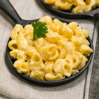 Tahta Arkaplan 'da makarna ve eski moda tava. Seçici odak.