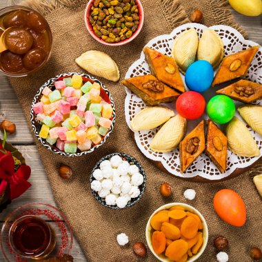 Azerbaycan 'da Novruz ramazan. Renkli yumurta, Paskalya ve geleneksel tatlılar için buğday Springs. Seçici odak.