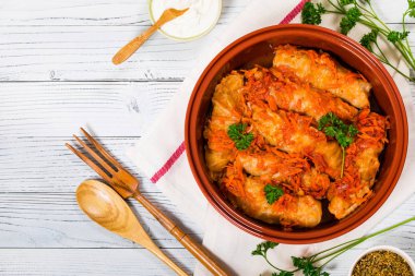 Lahana dolması, sığır eti ve pilav. Seçici odak.