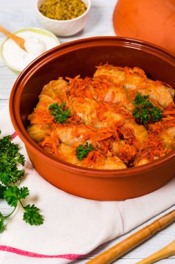 Lahana dolması, sığır eti ve pilav. Seçici odak.