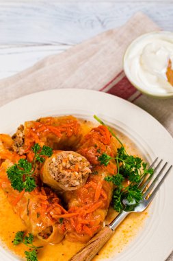 Lahana dolması, sığır eti ve pilav. Seçici odak.