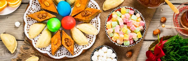 アゼルバイジャンのラマダン Novruz 色の卵 小麦はイースターと伝統的なお菓子のためにスプリングス 選択的フォーカス — ストック写真