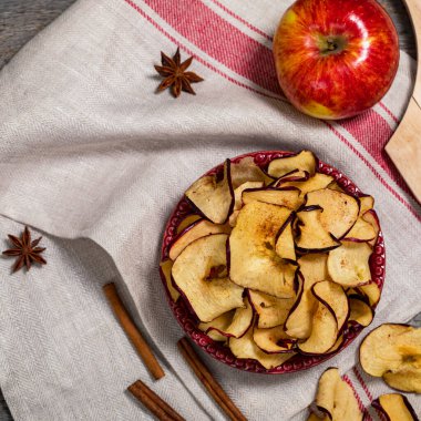 Fırında tarçınlı kırmızı elma cipsi. Seçici odak.