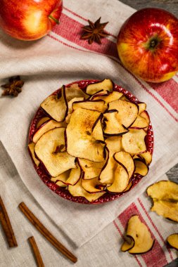 Fırında tarçınlı kırmızı elma cipsi. Seçici odak.