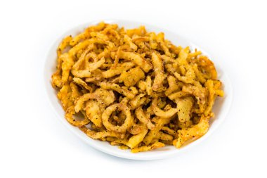 Beyaz arka planda izole edilmiş sarımsaklı ve biberli kızarmış soğan telleri. Seçici odak.