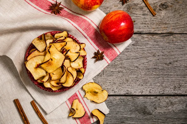 Bakat Kanelrött Äppelchips Selektiv Inriktning — Stockfoto