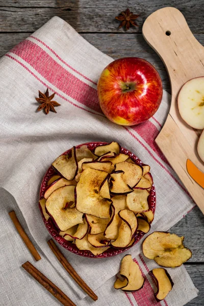 Chips Maçã Vermelha Canela Assada Foco Seletivo — Fotografia de Stock