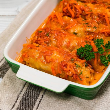 Eski Ahşap Arkaplanda Lahana Doldurulmuş Top View. Seçici odak.