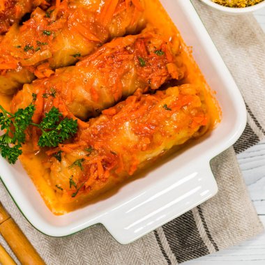 Eski Ahşap Arkaplanda Lahana Doldurulmuş Top View. Seçici odak.