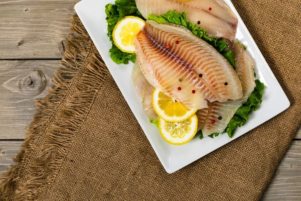 Ahşap Arka Planda Whitefish Tilapia Balık Raw Fileto Seçici Odak — Stok fotoğraf