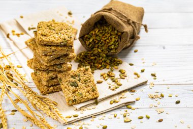 Tahta Arkaplanda Kabak Tohumları ile Çoklu Tahıl Gevreği Kareleri. Seçici odak.