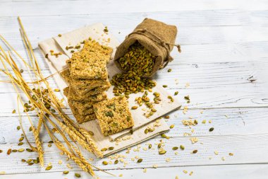 Tahta Arkaplanda Kabak Tohumları ile Çoklu Tahıl Gevreği Kareleri. Seçici odak.