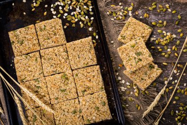 Tahta Arkaplanda Kabak Tohumları ile Çoklu Tahıl Gevreği Kareleri. Seçici odak.