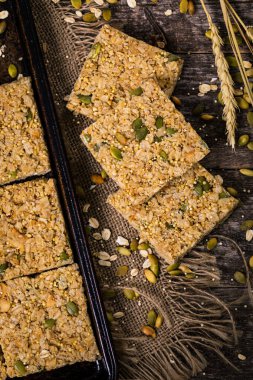 Tahta Arkaplanda Kabak Tohumları ile Çoklu Tahıl Gevreği Kareleri. Seçici odak.