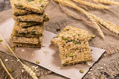 Tahta Arkaplanda Kabak Tohumları ile Çoklu Tahıl Gevreği Kareleri. Seçici odak.