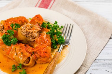 Vintage tahta arka planda lahana dolması. Seçici odak.