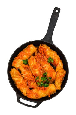 Beyaz arka planda öğütülmüş lahana dolması ve pirinç. Seçici odak.