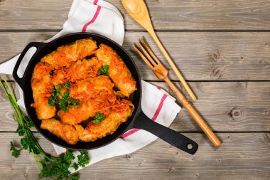 Vintage tahta arka planda lahana dolması. Seçici odak.