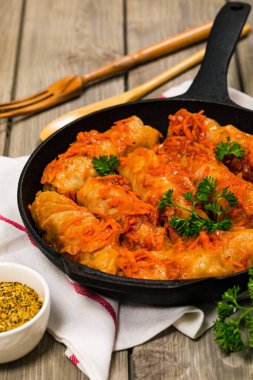 Vintage tahta arka planda lahana dolması. Seçici odak.