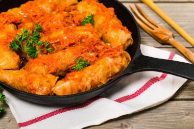 Vintage tahta arka planda lahana dolması. Seçici odak.