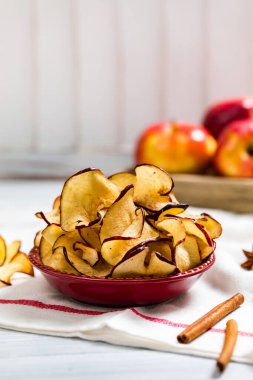 Fırında tarçınlı kırmızı elma cipsi. Seçici odak.