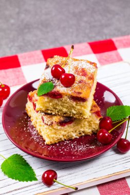 Pudra şekeri ile tart kiraz kek. Seçici odak.