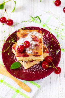 Yaz pudra şekeri ile Tart kiraz kek. Seçici odak.