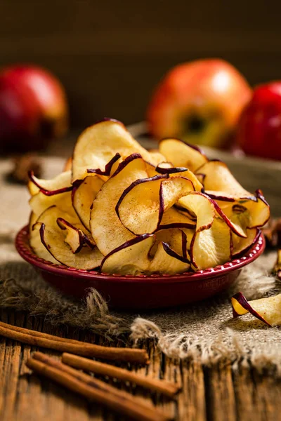 Pieczone Cynamonowe Red Apple Chips Skupienie Selektywne — Zdjęcie stockowe