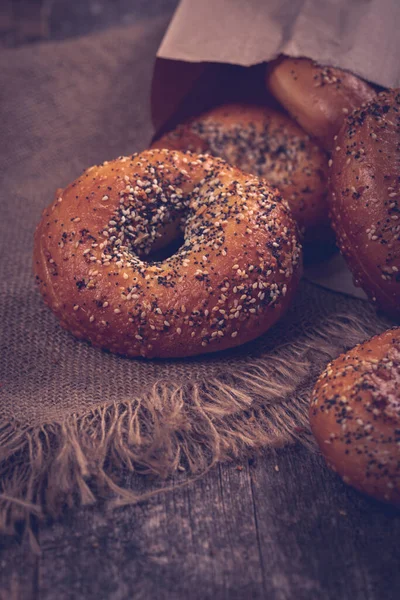 Frissen Sült Bagel Szezámmaggal Mákmaggal Fokhagymával Hagymával Hangos Kép Szelektív — Stock Fotó