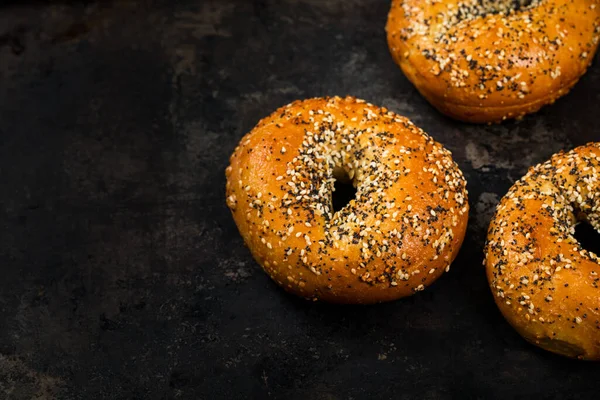 Frissen Sült Reggeli Bagel Tetején Szezámmag Mákmag Fokhagyma Hagyma Régi — Stock Fotó