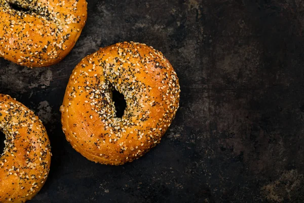 Frissen Sült Reggeli Bagel Tetején Szezámmag Mákmag Fokhagyma Hagyma Régi — Stock Fotó