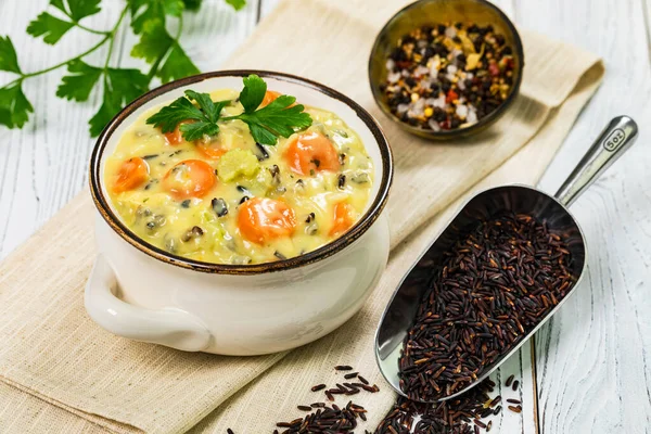 Sopa Cremosa Fresca Caseira Com Frango Cenoura Legumes Arroz Selvagem — Fotografia de Stock