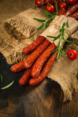 Kabanos ya da Cabanossi İnce Kuru Tütsülenmiş Polonya Sosisi. Seçici odak.