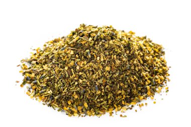 Beyaz arka planda yalnız bırakılmış kurutulmuş lavanta çiçekli Provence Bitkisi Baharatı. Seçici odak.