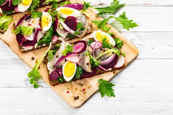 Beetroot Pickled Marinated Herring Open Sandwich Rye Bread Inglés Enfoque — Foto de Stock