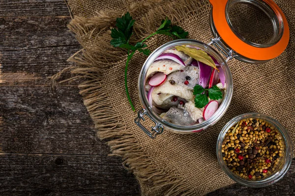 Arenque Marinado Escabeche Con Especias Rábano Cebolla Roja Sobre Fondo —  Fotos de Stock