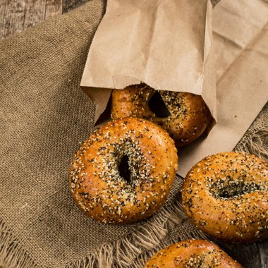 Susam tohumu, haşhaş, sarımsak ve soğanlı taze pişmiş simit. Seçici odak.