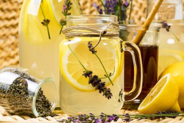 Limonata limon ve lavanta. Soğuk detoks su limon ve lavanta ilham. Provence stili. Seçici odak.