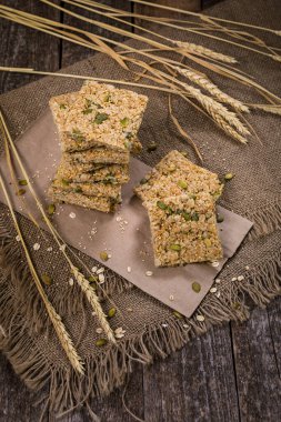 Tahta Arkaplanda Kabak Tohumları ile Çoklu Tahıl Gevreği Kareleri. Seçici odak.