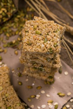 Tahta Arkaplanda Kabak Tohumları ile Çoklu Tahıl Gevreği Kareleri. Seçici odak.