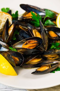 Limonlu ve maydanozlu lezzetli deniz ürünleri midyesi. Tahta Arkaplan 'da deniz tarağı. Seçici odak.