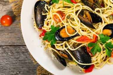 Tahta Arkaplanda ızgara Alfredo Makarnası, Kara Fasulye, Mısır ve Kırmızı Biber. Seçici odak.