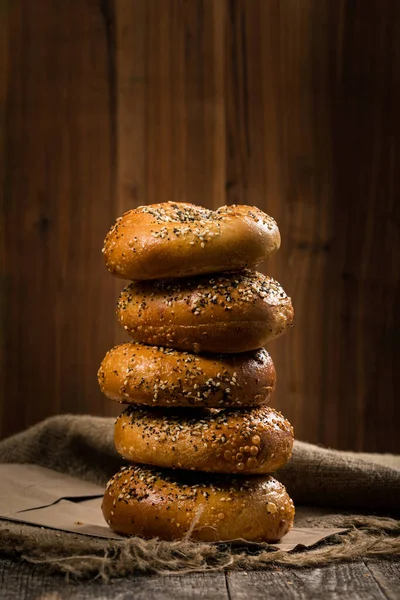 Bolsitas Recién Horneadas Con Semillas Sésamo Semillas Amapola Ajo Cebolla —  Fotos de Stock