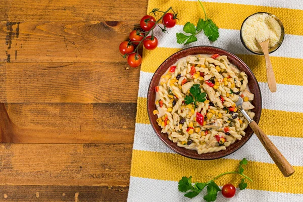 Pollo Parrilla Alfredo Pasta Con Frijoles Negros Maíz Pimientos Rojos —  Fotos de Stock