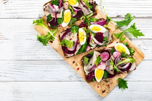 Gepekelde Gemarineerde Haring Biet Open Sandwich Roggebrood Traditioneel Deens Smorrebrod — Stockfoto