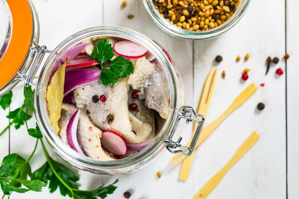 Arenque Marinado Escabeche Con Especias Rábano Cebolla Roja Sobre Fondo —  Fotos de Stock