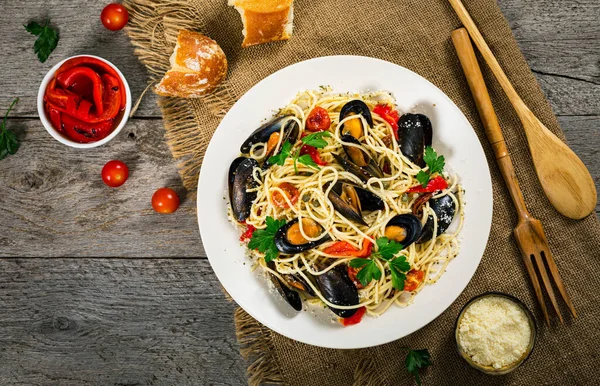 Grilled Chicken Alfredo Pasta Black Beans Corn Red Peppers Wooden — Stock Photo, Image