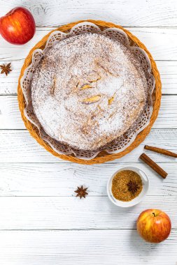 Elmalı Kek ve Elma Parçaları. Seçici odak.